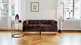 Classicon Neuheiten: Hassos Deep Tuft Sofa, Bow Coffe Table, Bell Side Table und Plissee Floor Lamp bei Gruenbeck Einrichtungen in Wien 1050