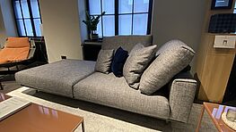 Das Sofa Volo von Rolf Benz ist jetzt bei Gruenbeck Einrichtungen im Abverkauf zu einem guenstigen Preis erhaeltlich.