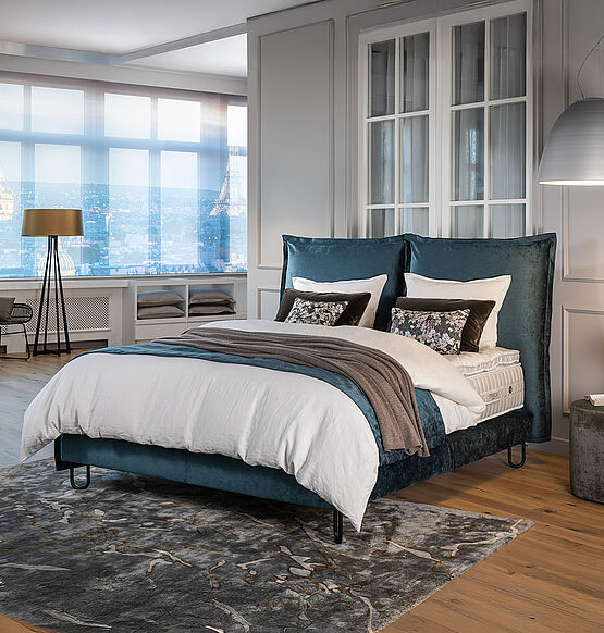 Treca Paris Angele Boxspring Polsterbett Samt blau Gruenbeck Einrichtungen Wien Treca Paris Angele Boxspring Polsterbett Samt blau - Der Schauraum für französische Matratzen und Schlafraumdesign bei Gruenbeck Einrichtungen in Wien
