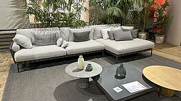 Talenti outdoor living Icon Salinas sofa Ausstellungsgruppe mit Coffee tables, Zierkissen und Teppich im Angebot bei Grünbeck Wien