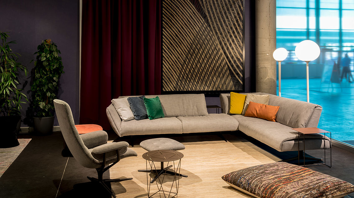 Grünbeck Einrichtungen präsentiert auf der Wohnen & Interieur 2018 Messe Wien das neue Sofa Bundle von Walter Knoll. Design: EOOS Hochlehner: Healey Soft.