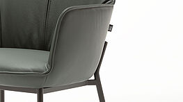 Der Stuhl 655 von Rolf Benz ist bei Grünbeck Einrichtungen 1050 Wien erhältlich.