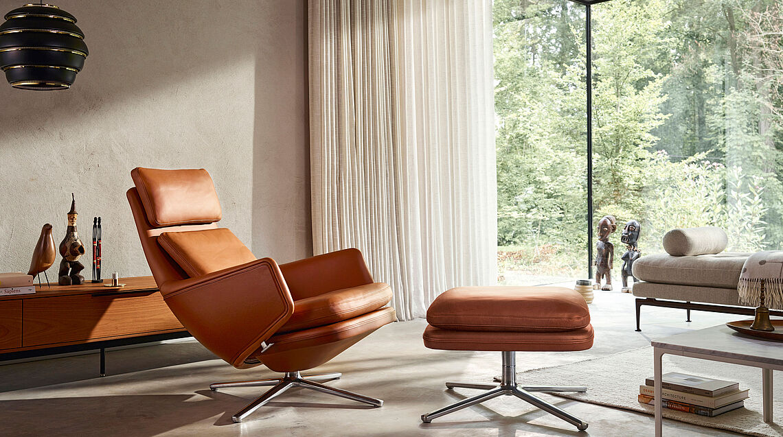 Der Grand Relax Lounge Chair von Vitra ist bei Gruenbeck Einrichtungen in 1050 Wien erhaeltlich.